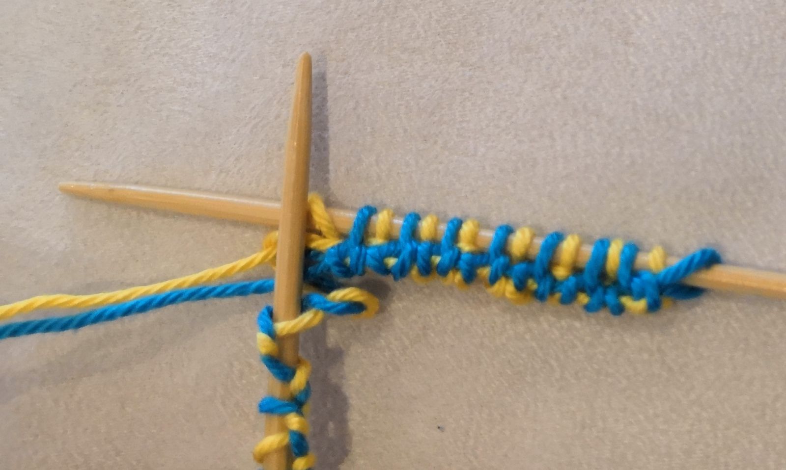 Blog-Inhaltsbild für 'Eierwärmer Sunny Morning - gestrickt in Doubleface'